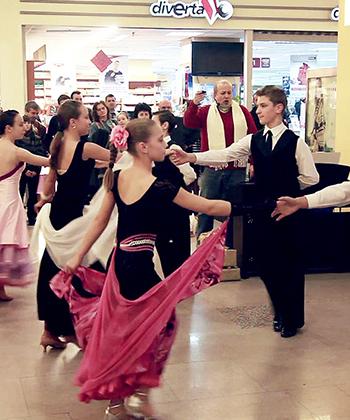 Flash-mob al soliştilor de la Opera Iaşi, la Iulius Mall