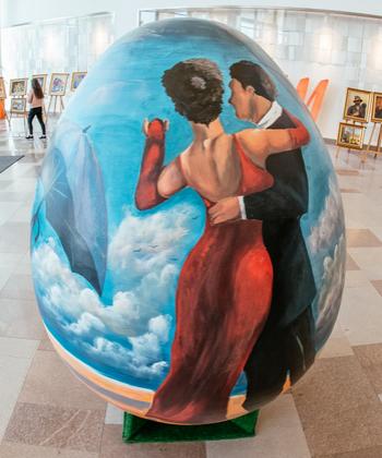 Replici ale unor picturi celebre, realizate de liceenii de la Arte, pot fi admirate pe ouă gigant, la Iulius Mall