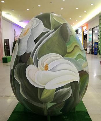 Picturi celebre, reproduse de liceenii de la Arte pe ouă gigant, la Iulius Mall Suceava