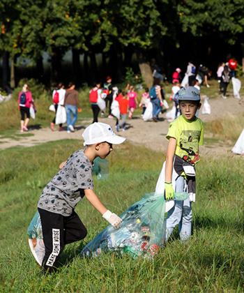 120 de angajați ai companiilor din clădirile de birouri UBC Palas și copiii lor au făcut curățenie de „World Cleanup Day”