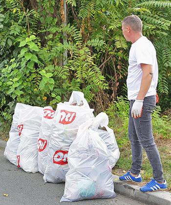 35 de angajați ai companiilor din clădirile de birouri Openville și copiii lor au făcut curățenie de „World Cleanup Day”